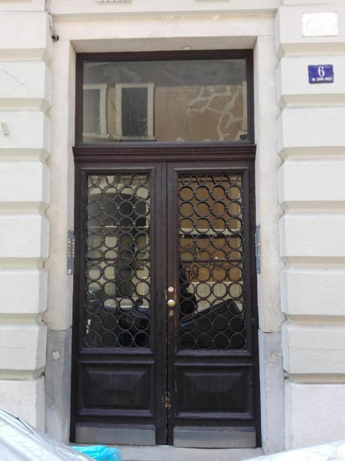 Elegante Appartamento Vicino Alla Stazione - Gold Triëst Buitenkant foto